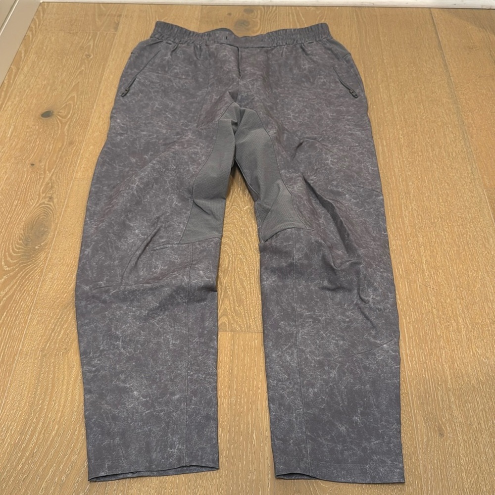 Lululemon gray patterned lightweight jogger pant size large